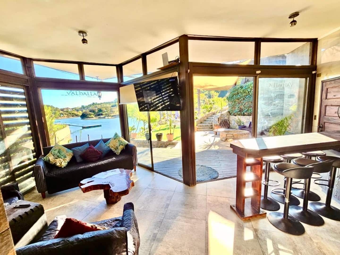 Interior cálido con vista al lago