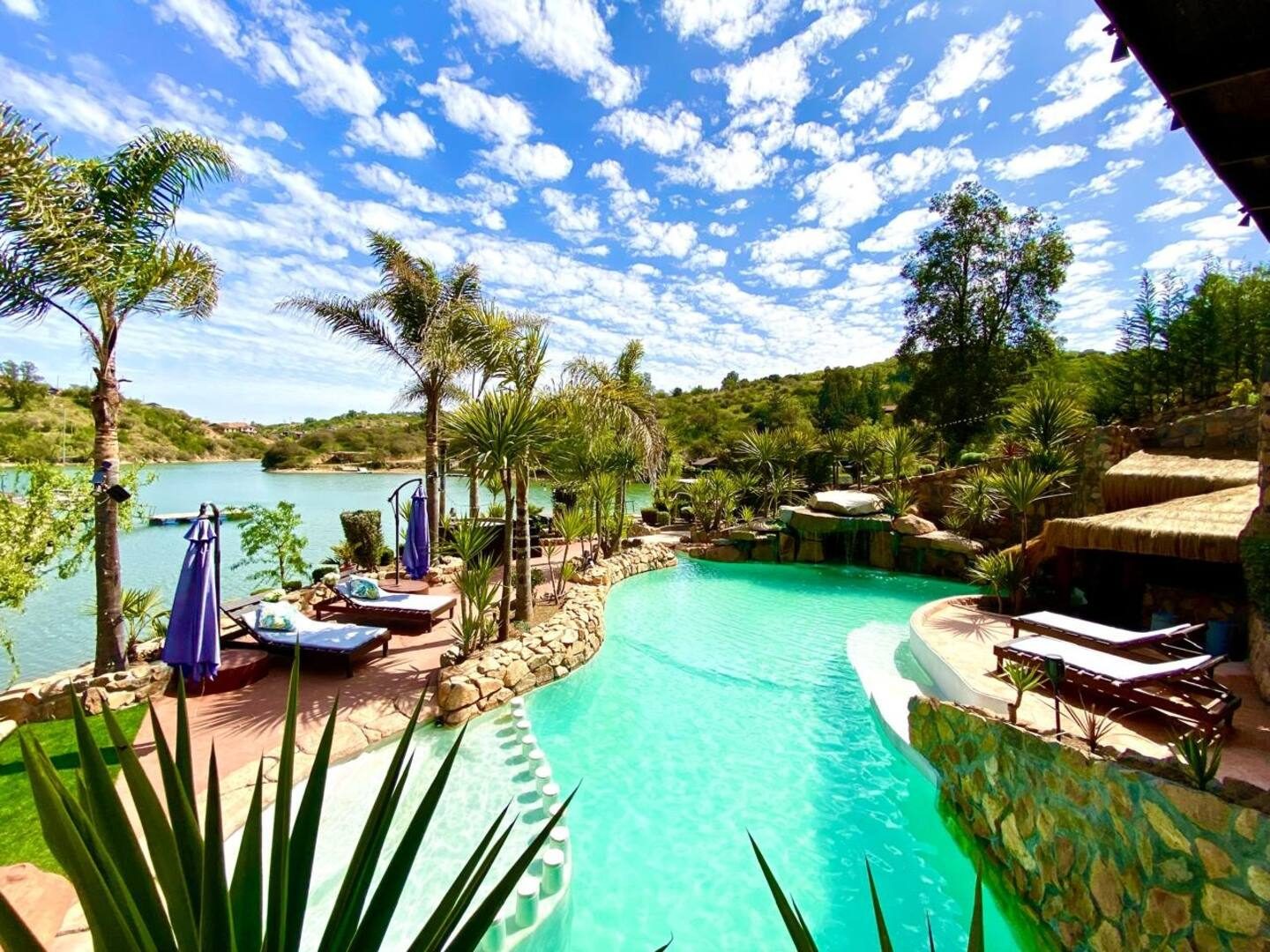 Piscina con cascada