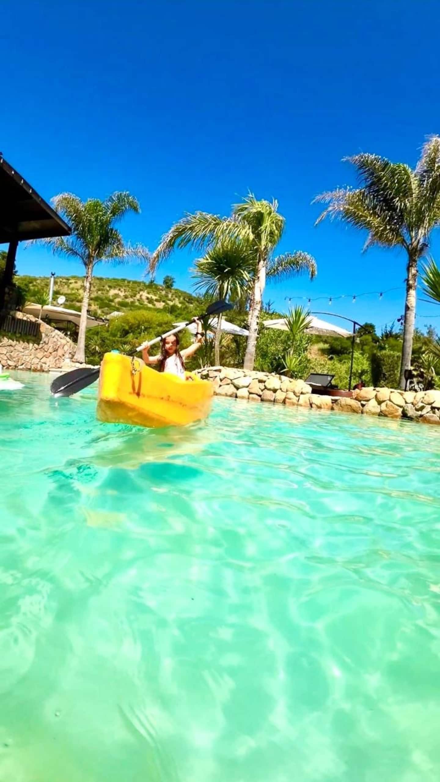 Mediodía en la piscina